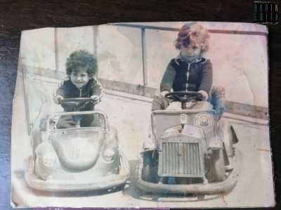 Lucia come prova ci mostra delle foto d�epoca di lei intenta a �guidare� una delle piccole automobili, che all�epoca divennero un�attrazione per tutti i bambini